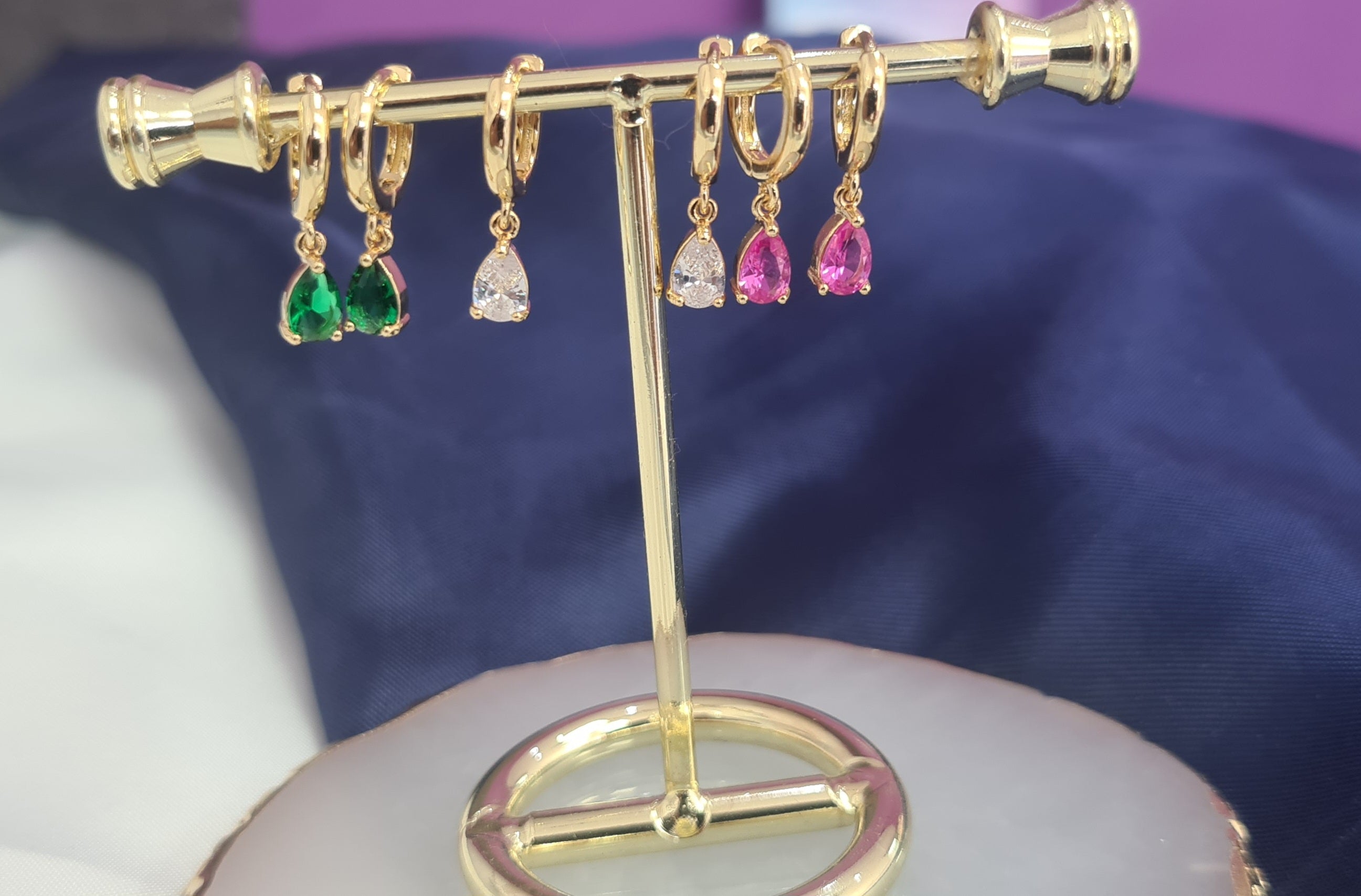 Aretes dispar de oro con zirconias colgantes